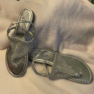 Girls Y-not sandal flats with iridescent embellishment. Girls size 3